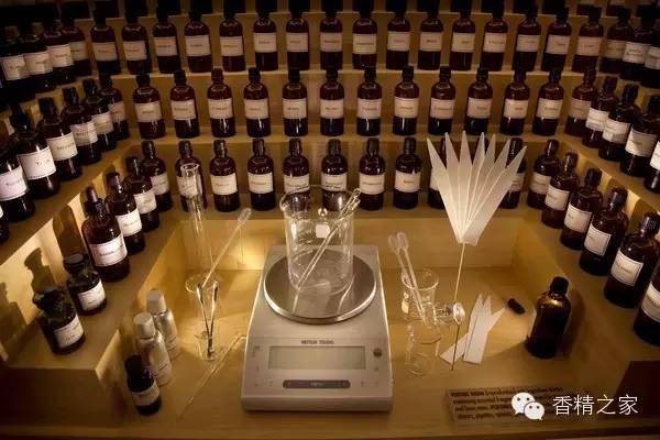 調(diào)香師工作臺的秘密 調(diào)香師工作臺的秘密