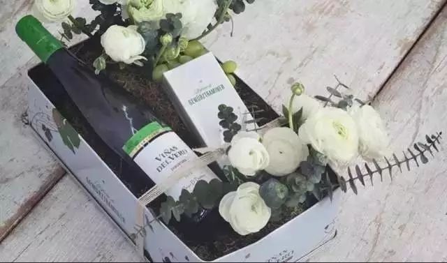 你有一沓葡萄酒味的香水，請接收