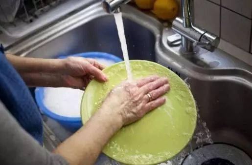 用“它”來洗碗，去污能力強(qiáng)，還不傷手，以后家里不用買洗潔精了